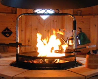 Feuerstelle in der Grillhütte (Stuga)